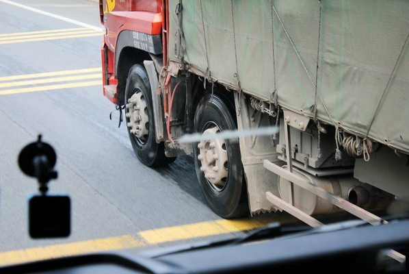 ca88卡车：冬季淋水争议起 但他也曾救过司机的命