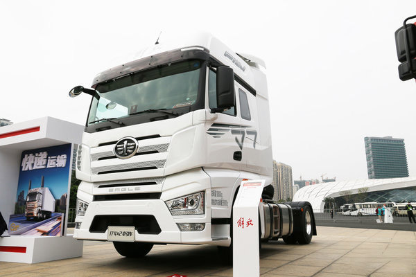 ca88品鉴：解放2021新品J7牵引车4x2，专为快递而生